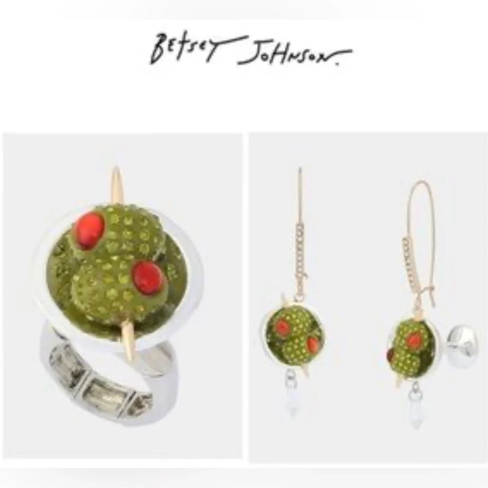 🫒🍸BETSEY JOHNSON MARTINI COCKTAIL RIG AND EARRING SET🍸🫒NWT